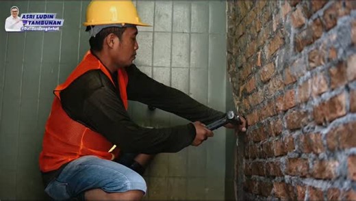 Asri Ludin Tambunan on Instagram: "Sebagai pondasi dan pembenahan awak karakter anak, Pemerintah Deli Serdang melalukan 540 rehabilitasi toilet di SD dan SMP. Pembenahan karakter harus dimulai dari hal hal sederhana tapi langsung memberikan dampak langsung pada anak anak kita. Saya berharap tenaga pendidik harus berperan penting dalam menjaga dan merawat kebersihan toilet, kita ingin anak anak tidak hanya pintar secara akademik tapi karakter dan kedisiplinan harus diajarkan. Mari sama-sama kita 