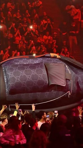 I've never seen anything like it… a giant bag at Bercy 😱 #naza #backpack #bercy