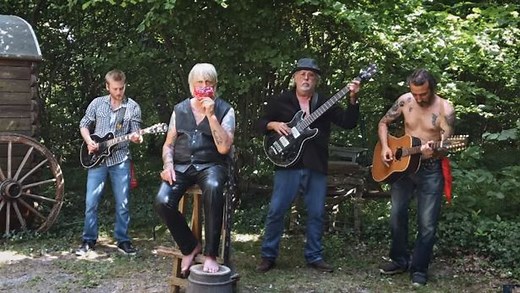 "Connard de virus" : Renaud revisite le coronavirus en chanson et défend "le brave Dr Raoult"