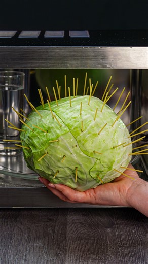 savoureux.tv on Instagram: "L'astuce qui m'a simplifié la vie ! C'est la seule façon dont je cuisine le chou. Ingredientes spaghetti: 100 g chou: 1 pc eau: 250 ml huile: 20 ml oignon: 2 pc carotte: 2 pc ail: 10 g poivre noir: 1 g sel: 2 g oeufs: 2 pc farine: 150 g mélange de sel et de poivre noir: 7 g flocons de piments: 2 g origan: 1 g fromage à pâte pressée: 100 g huile: 20 ml huile: 5 ml citron: 1 pc mélange de sel et de poivre noir: 3 g En outre yaourt: 200 g aneth: 7 g ail: 5 g concombres: 