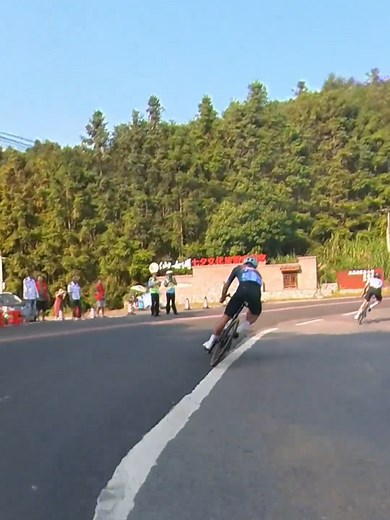 Suýt nữa thì đây sẽ là khúc cua đẹp nhất trong công cuộc đi đạp xe của tôi, nhưng chiếc xe carbon này nhẹ đến nỗi gió thổi bay tôi cùng chiếc xe, khuyên các bạn nếu đang chạy xe carbon như tôi đừng ra đường ngày gió lớn, hoặc tốt nhất là nên nặng cân 1 chút, có lẽ tôi quá ốm rồiii #baoyagi #gio #roadbike #dammedapxe #xedapthethao #dapxe #bicycles