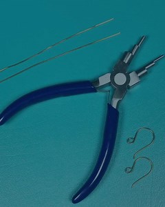 Ear wires are the backbone of all earrings in jewelry making. Today, Susan shows you how to make a basic ear wire, so you'll never be without them! Like the earrings? Watch the full video on YouTube: https://bit.ly/3b7arAf 20 gauge wire: https://bit.ly/3b7albR Susan's favorite flush cutter: https://bit.ly/3y0hfby | Jewel School