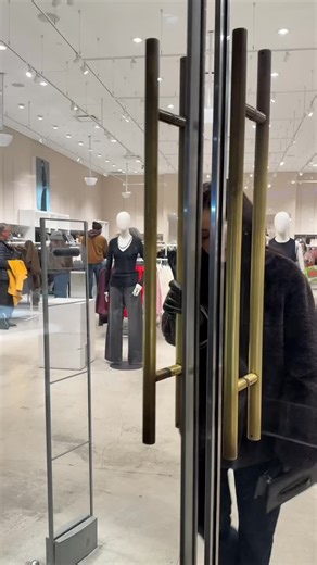 Nailea Devora Updates on Instagram: "don’t try this at home Nailea Devora via billlnai on 24.11.25 #naileadevora"