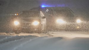 Issues beginning to stack up quick across Cincinnati area! Multiple vehicles getting stuck in deep snow as heavy snow continues to fall. #OHwx | Storm Chaser Aaron Rigsby