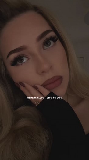 step by step latina makeup🖤 brows: @benefitcosmeticsuk brow pomade in shade 4 & @fentybeauty were even concealer primer: @hudabeauty easy blur primer foundation: @anastasiabeverlyhills impeccable foundation concealer: Huda Beauty faux filter concealer cream bronzer: @kikomilano cream bronzer stick powder: Huda Beauty easy bake sugar cookie loose powder highlight: @makeupbymario soft glow highlighter liner lashes: @nyxcosmetics_uk epic liner & @Wildcatlashes individual lashes lip liner & lipstic