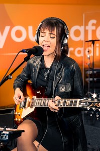 A few years ago I played my first radio show at Giel Beelen👆 I had never performed live and didn't have any songs. It was after that gig I realized I should go for it. Fast forward to today: playing the same song on the same radio show. And still... people are strange ;) Thanks Giel & yoursaferadio for having us, more originals soon! Bottom video by Yza Pauw #PeopleAreStrange #thedoors #cover | Inge Lamboo