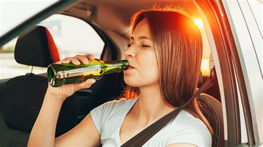 [Video] 22-year-old waitress ended up in jail after trying to flirt her way out of a DUI charge