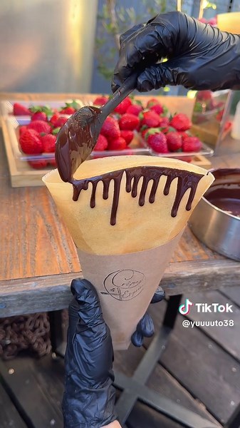 東京で1番パリパリでおいしいイチゴチョコクレープ1500円🍓 じっくり焼いたパリパリ生地に特製ピスタチオクリームと自家製生クリームがぎっしり詰め込んである！ 甘酸っぱい苺とビターなチョコの組み合わせも相性抜群で最近食べた中で1番おいしいクレープだった🍫 📍表参道「クレープとエスプレッソと」 #東京グルメ #東京カフェ #表参道グルメ #表参道カフェ #クレープ #crepes
