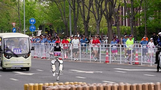 China testa robôs humanoides em meia maratona em Pequim