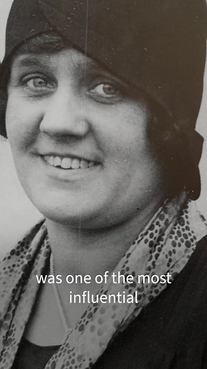 Happy birthday, Clarice Cliff, born on 20 January 1899. 🎈 Last year, we unveiled a new blue plaque to the pottery designer in Stoke-on-Trent. 🔵 Known for her revolutionary Art Deco designs, Cliff was a factory girl who became one of the best-known pottery designers of the 20th century. The plaque is installed at her former flat on Snow Hill, where she lived at the height of her success. | Historic England