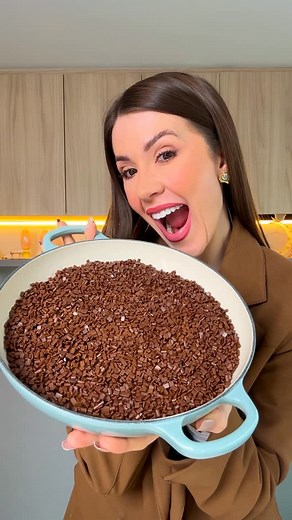 Daniela Choma on Instagram: "Brigadeiro de colher pra você comer quentinho nesse frioooo! 😮‍💨 Ingredientes: • 1 lata de leite condensado (395g) • 100g de creme de leite (caixinha ou fresco) • 100g de chocolate meio amargo (50–60% cacau), picado • 1 colher (sopa) de manteiga sem sal (20g) • 1 pitada de sal • 1 colher de chá de chocolate em pó 50% • 1 colher (chá) de glucose de milho (opcional – ajuda no brilho e elasticidade) Modo de preparo: 1. Misture tudo na panela fria: leite condensado, cr