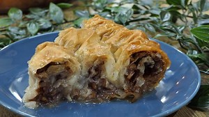 BAKLAVA SA ORASIMA: Umesto klasičnog ređanja kora napravite savijaču i prelijte sirupom - još sočnija i ukusnija (VIDEO)