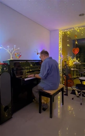 45K views · 1.8K reactions | Un momento sublime en los 50 años del Grupo Coral Éxodo se dió cuando el Maestro Ánderson Cepeda acompañó en el piano la maravillosa voz de Ángel Martín Portilla QEPD con la canción Un Amigo Como Tu | Edgar Serrano Gómez | Facebook