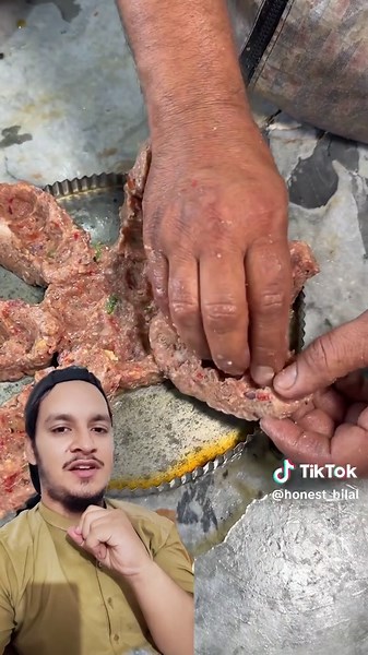 finger licking Chapli Kabab Burger 😵‍💫 #chaplikabab #streetfood #pakistan #follow #viral