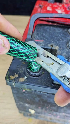 Use this method to connect the solar system to the battery #experiment #viral #solar #subscribe