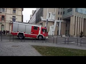 Tűzoltóautó vonulása Budapest IX. kerületében