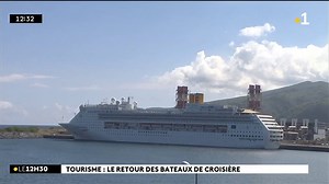 26K views · 228 reactions | Deux immenses paquebots de croisière ont jeté l'ancre à La Réunion ce matin. Plusieurs milliers de touristes ont débarqués pour visiter l'île. Depuis la crise des Gilets Jaunes, ces navires étaient détournés vers Maurice. Reportage de Réunion la 1ère. | Réunion la 1ère | Facebook