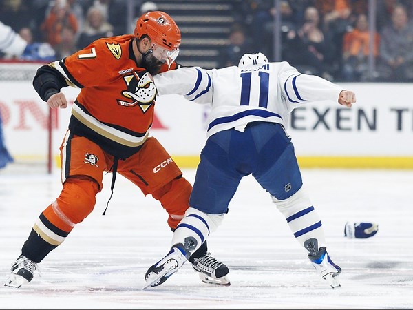 Max Domi fights Radko Gudas, Maple Leafs beat Ducks in OT