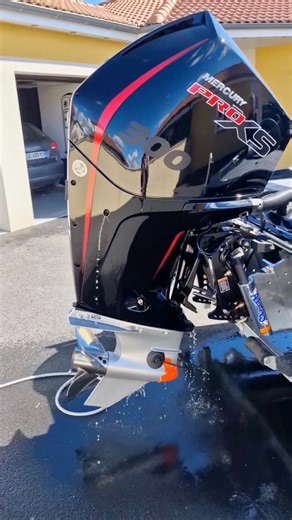 101K views · 1.1K reactions |  Mercury Pro XS V8 300 ch propulse les champions ! Montez le volume pour entendre le son de ce moteur !   @julien_tallerico #MercuryMarine #MercuryOutboards #ProXS #GoBoldly | Mercury Marine France | Facebook