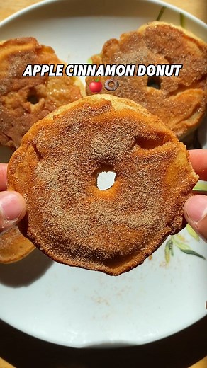Youssef Maazami (KineleVital⚡️) on Instagram: "This is the ULTIMATE GUIDE to making APPLE CINNAMON DONUTS🍎🍩✨: ✅ The steps to preparing your own apple cinnamon donuts: 1. For the batter: • In a bowl, mix until smooth and creamy: • 1 cup flour • 1 tsp baking powder • 2 large eggs • ½ cup milk • A pinch of salt 2. For the apples: • Core 2 large apples using an apple corer and slice them horizontally into rings. 3. Dip the apple rings into the batter, making sure they are fully coated. 4. Cook the