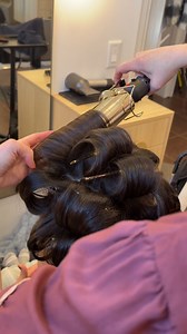 all the products that actually will hold this style! Once the hair is washed, I use a heat protectant from @kerastase_official called Genesis. And a styling cream from @kenraprofessional Once the hair is 100% dry, I use my 2” barrel from @hottoolspro and my clips I use a strong hold hairspray and wait for the curls to completely cool before I remove the pins. I finish by lightly applying @kerastase_official nutritive at the scalp and massaging it through. This volume and soft bend will last my c