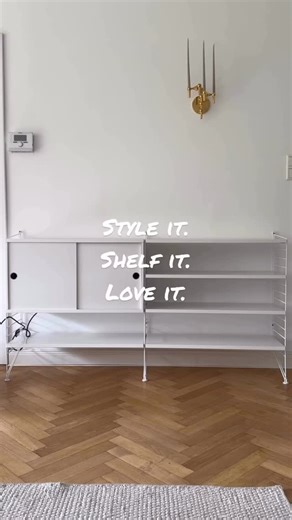 Das String Regal bei @heimatl.i.eben zeigt, wie viel Persönlichkeit in einem Möbelstück stecken kann 🫶🏻 Mit viel Liebe zum Detail wird aus einem Designklassiker ein echtes Lieblingsstück - individuell, wandelbar, stilvoll. 🔥 Und jetzt kommt dein Moment: Ab heute gibt‘s 15% Rabatt auf fast alles von String Furniture! #connox #stringregal #regalwand | Connox