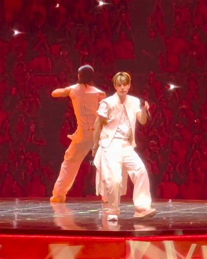 Its so good to see Seungmin able to dance and sing on the stage credit video to yuja_320922 #StrayKids #Seungmin #RunIt_worldtour_Seoul_Day2