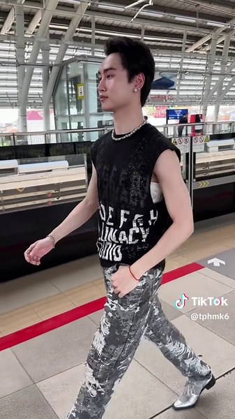 Model Walk Trends: Male and Unisex Styles in Public