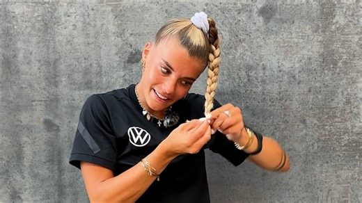 DFB-Star Selina Cerci zeigt euch, wie man einen Sport-Zopf flechtet