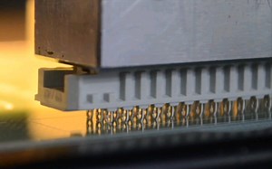 国外免焊锡Press fit端子顺应针自动化装配视频赏析