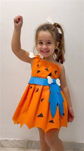 Cintia López Narváez on Instagram: "Yabba Dabba Doooo!! 🦴 He salido del tul, el material que más suelo utilizar y el el resultado no me puede gustar más. A vosotras que os parece? No me imaginaba que con un trozo de tela no tejida (TNT) se podían crear vestiditos tan preciosos como este. Esta tela es genial porque con un poco de silicona mantiene la forma. ⚠️ He usado doble capa para que el vestido tuviese más cuerpo. #disfrazinfantil #disfraz #carnaval #disfrazcarnaval #carnavales"