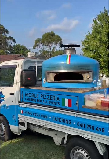 Mamma mia 😨 Book your next event with our mobile pizza gathering and enjoy the Pizza singer #pizza #pizzalover #pizzaman #pizzatime #engagement
