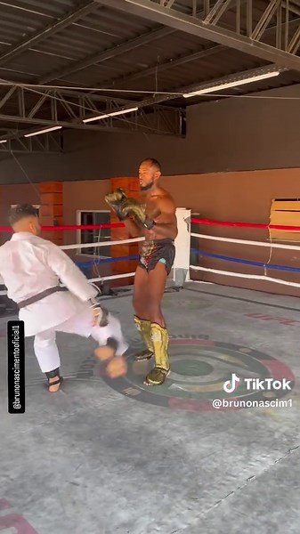 Demonstração Sparring Muay Thai e Karatê Shotokan