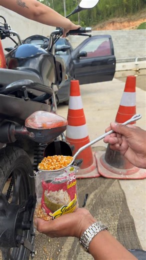 Luciano Oliveira on Instagram: "Como fritar pipoca no cano de descarga da moto"