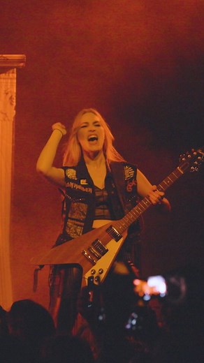 DING DING DING 🔔 We have a singer! 🤘👹🤘🔥 #ironmaiden #ironmaidentributeband #tributeband #heavymetal #thenumberofthebeast #sixsixsix #ironlaiden #gibson #flyingv #femaleguitarists #singingalong #uptheirons | Iron Laiden - Iron Maiden tribute band