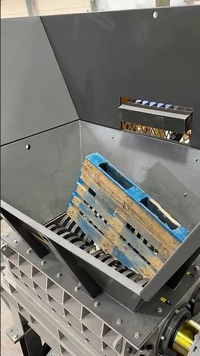 Poder industrial: triturador de doble eje M1200 procesando pallet de madera.