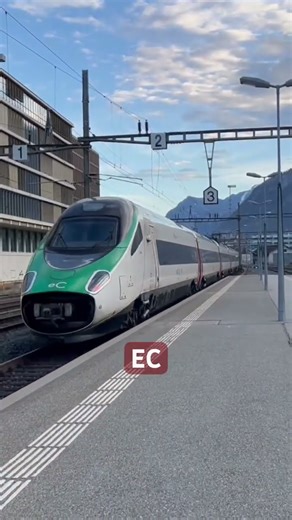 Départ d’un Pendolino ETR 610 TrenItalia rénové à Sion. #train #pendolino #etr610 #trenitalia #sion