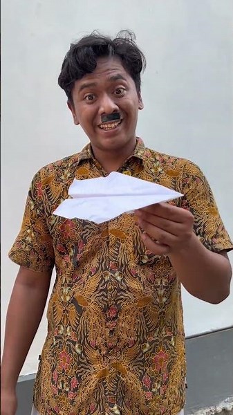 Bapak perbaiki pesawat,perahu dari kertas