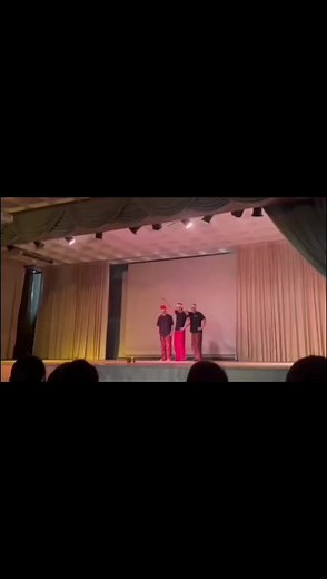 Santa’s helpers performing jingle bell rock🎅🏻🎄 #fyp#foryoupage#meangirls#christmas#jinglebells#jinglebellrockdance