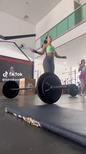 Só pra não perder o costume 🏋🏻‍♀️🤎🤍 #crossfit #sabado #crossfitgirl