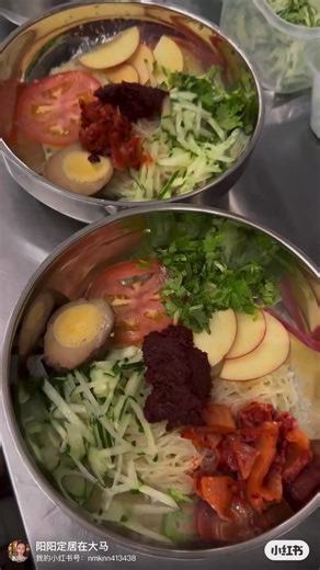 D&Y敦和杨（Cawfee Tawk）店 必打卡（韩式蔬果汤汁冷面） 告别油腻！拥抱健康！ 炎热的气候让一碗装满维生素&蛋白质的Q弹劲道冰爽冷面，成为你的健康美食之选。 慢火熬制8小时牛骨清汤为汤底，搭配天然水果发酵的酸爽和Q弹劲道的小麦面，佐以苹果，梨，西红柿，黄瓜，熏鸡胸肉，卤鸡蛋，韩式泡菜，这碗健康美味怎能辜负。 Harbin-Korean Cold Noodles Cool, light, and bursting with flavor. Beef bone broth simmered for 8 hours meets the tang of naturally fermented fruits and springy noodles. Topped with apple, pear, tomato, cucumber, smoked chicken breast, marinated egg, and spicy Korean kimchi—this refreshing bowl is the ultimate delight on a hot day. （地址：3,