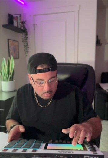 🎛️🪴 wait a minute. #akaimpc #waitaminute #mpc3 #bedroomproducer #duetthisbeat #freshbeats #beatmaking #akaimpclive #mpclive