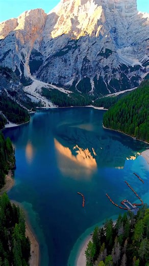 WAUW! Dit is het Lago di Braies (Pragser Wildsee) in de Dolomieten 💙🍂 Dit turquoise bergmeer op zo’n 1.500 meter hoogte behoort tot de meest fotogenieke plekken van Italië. Je bereikt het via de SS49 bij het dorp Braies/Prags. Let op: in het hoogseizoen (half juli tot begin september) is de toegangsweg tussen 9.30 en 16.00 uur afgesloten voor privéverkeer. Bezoekers kunnen dan met de shuttlebus, fiets of te voet naar het meer. De wandeling van een uur rondom het meer is een absolute aanrader. 