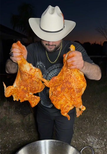 Pollo entero en manteca de puerco: receta tradicional fácil