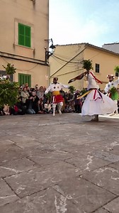 El baile de los Cossiers en la plaza de la iglesia de Algaida #festes #santantoni | Crónica Balear