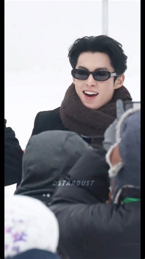 Trạm tỷ bảo Vương Hạc Đệ đang tái hiện lại cảnh rất hot trên mạng xã hội dạo này là: xách mũ chạy trốn trên nền tuyết 🤧🤧 Xong bả còn cảm thán cứ lướt mạng ít đi một chút là chẳng biết Vương Hạc Đệ đang làm gì nữa 🤣 Bởi mới nói, sơ hở là Dylan lướt mạng mà 😈#王鹤棣 #棣棣 #王鹤棣_Dylan #wanghedi #dylanwang #vuonghacde #didi #whd #dylan_wang_1220 #dylanwang1220 | Ở Đây Có Vương Hạc Đệ - 王鹤棣来了