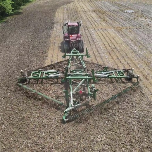 The KELLY Tillage System is a multi-purpose tool, suitable for both spring tillage and fall tillage. Same frame, and change discs for your objectives. Spring seedbed fall seedbed and residue management cover crop seeder = One Flexible tool #tillage #springtillage #falltillage | Kelly Tillage North America