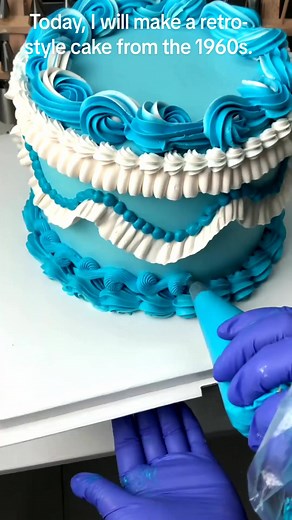 Today, I will make a retro-style cake from the 1960s. #fyp #brithdaycake #caketutotrial | Camila Cake
