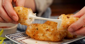 A lot of cheese? Sticky rice cheese fish cake >_< Pyeonstorang Y