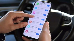 「検討中のアクティブなブラウザ。このクローズアップでは、車に乗っている人が、検索にスワイプしてから一時停止して注意深くタップするオンラインオファーのリストに積極的に関わっています。」の動画素材（ロイヤリティフリー）3989673367 | Shutterstock